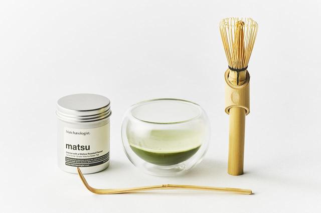 画像: 「Matcha Brewing Kit」（抹茶、手吹きグラス茶碗、長尺茶筅、茶杓）¥14,938 PHOTOGRAPH BY SHINSUKE SATO