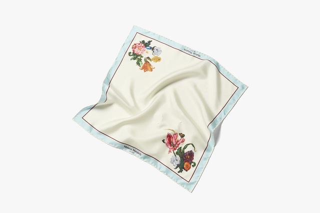 画像: スカーフ¥48,400<45×45㎝>/メゾン マルジェラ