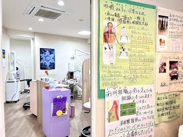 画像: 待合室には順番を待つ間に知らず知らずに読んでしまう宝田先生手書きのエクササイズ指導が。体の仕組みとエクササイズの理論が記載され、腹落ちするため、継続しよう、という気になる