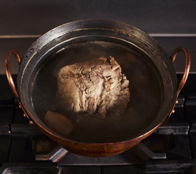 画像: 1深鍋に豚肉と生姜を入れ、かぶるくらいの水を注ぎ、強火にかける。煮立ったら火を弱め、アクや脂を除き、蓋を半分ほどかけて約1時間半煮る。ときどき、上下を返しながら、水分がなくなり、鍋肌が焦げてきて鍋底まで焦げが回ってくるまで煮る。