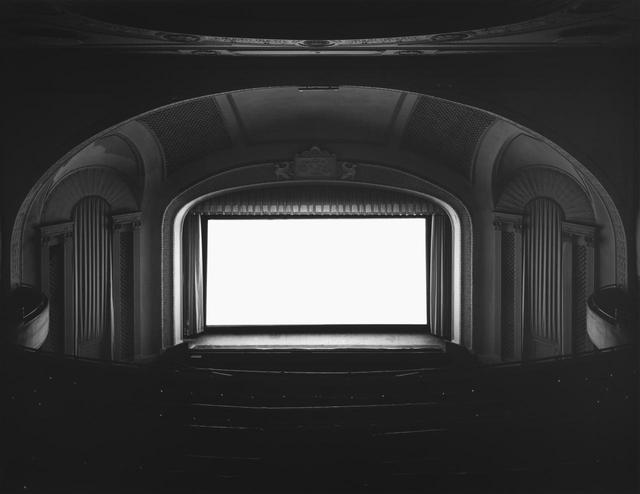 画像: 〈劇場〉シリーズの初期作。アールデコの建築が美しい。映画が上映されている間、シャッターを開ける。さまざまなシーンを映したスクリーンは白く飛び、周囲のインテリアを浮かび上がらせる。 杉本博司《U. A.プレイハウス、ニューヨーク》1978年 ゼラチン・シルバー・プリント。HIROSHI SUGIMOTO / COURTESY OF GALLERY KOYANAGI