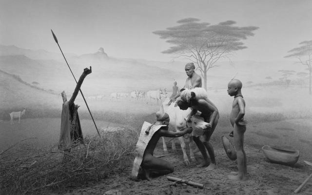画像: 特定の部族の生活の様子を再現したジオラマの写真も展示。これはケニア西部とウガンダ東部に居住するポコット族。 杉本博司《ポコット族》2025年 ゼラチン・シルバー・プリント。HIROSHI SUGIMOTO / COURTESY OF GALLERY KOYANAGI