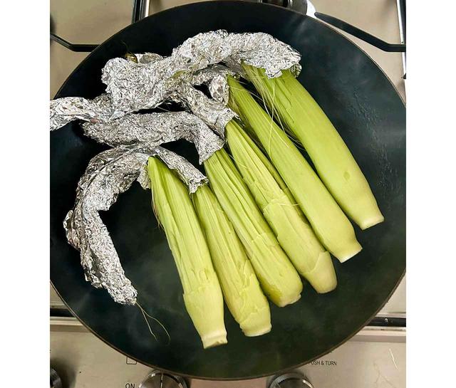 画像: ひげ根にホイルを巻くことで、蒸し焼き状態に。自然の滋養あふれる甘さが味わえる