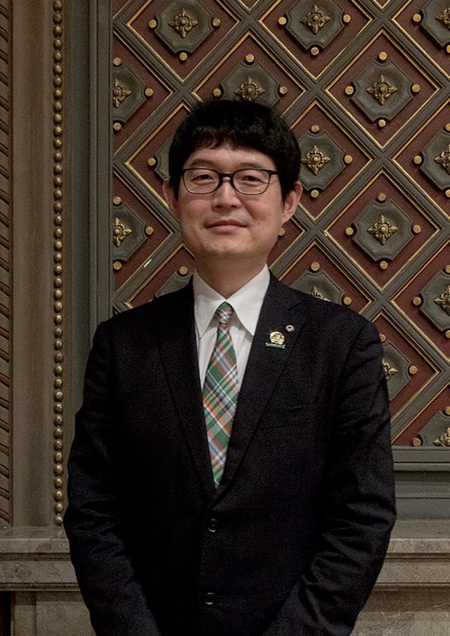 画像: 「百貨店好き、演劇好き、劇場好き」が高じて三越に転職した齊木。不定期に開催される場内ツアーではガイドを務める。「親子3代、4代で通うお客さまも。『ここを守ってくれてありがとう』とお声をいただくのが 何よりの喜びです」