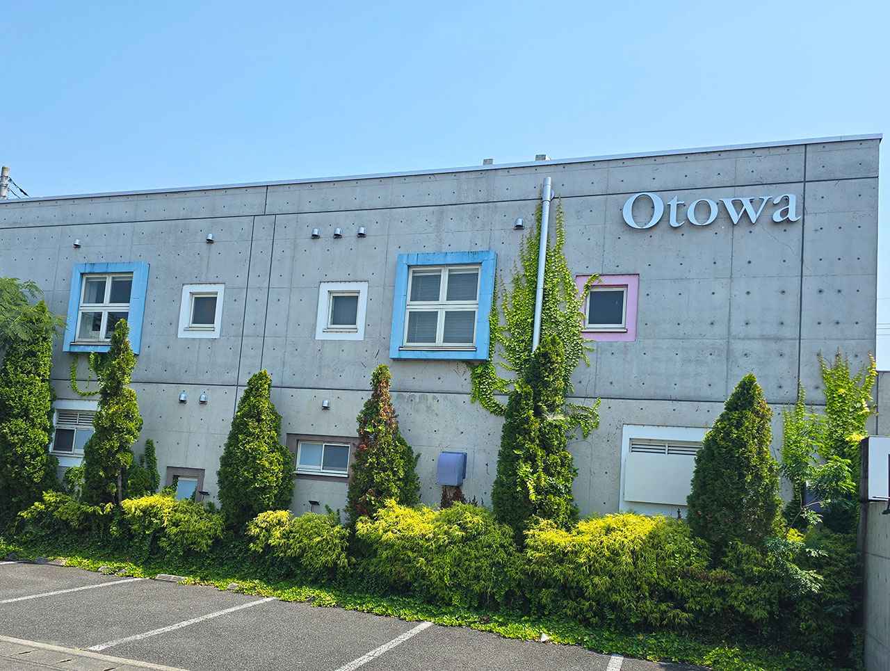 画像: カラフルな窓枠とOtowaのロゴが印象的な外観