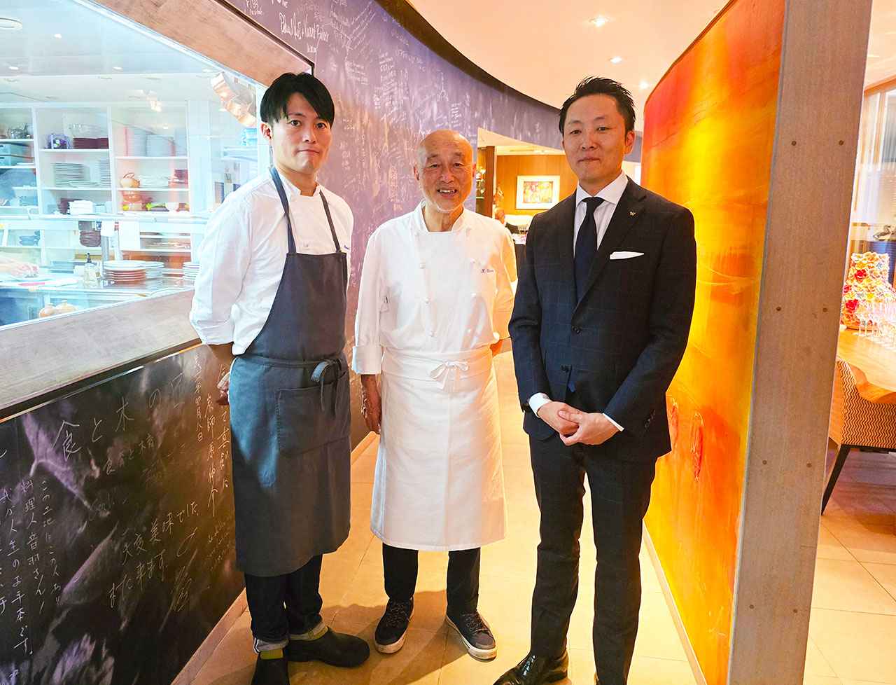 画像: （左から）現・調理長の長男・元さん、音羽和紀シェフ、サービス担当の次男・創さん