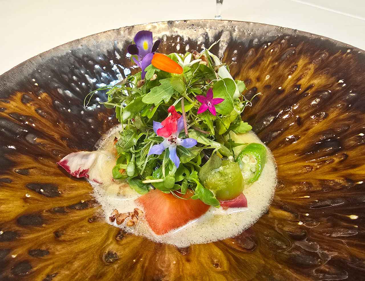 画像: 那須のチーズとホエーを使った温かいスープと、季節の野菜、ハーブ、花など30種類以上の素材を合わせた一皿