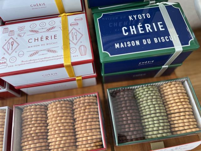 画像: 「CHÉRIE CAFÉ」限定販売の缶「CHÉRIE KYOTO」はパリの道路標識をイメージしたデザイン。ショコラ、抹茶、ナチュール入り¥3,550