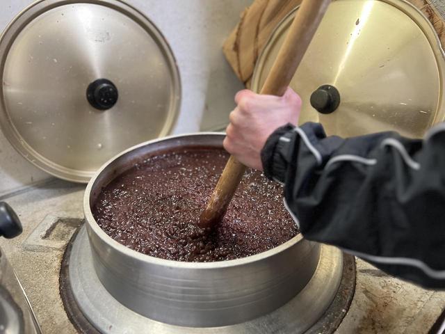画像: 分厚い羽釜で小豆を炊くことで、煮崩れせず、ふっくら仕上がる