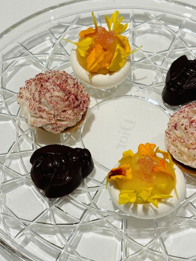 画像: シグネチャーのローズのタルトや、玄米茶のソースを秘めたダークチョコレートなど、華やかなミニャルディーズ