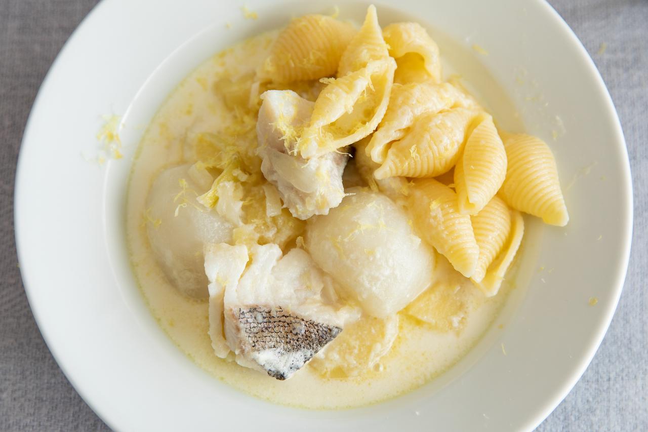 画像: 牛乳と水で作っているので、意外にあっさり仕上げのミルクスープ。パスタを添えれば、立派な一食に