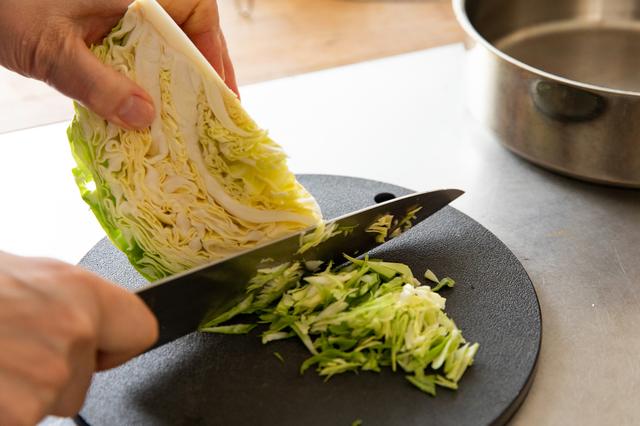 画像: キャベツは端から細切りしてから、粗みじんに刻んでおく。写真のようにキャベツの中心を上に向け、上から削るように細切りにするとやりやすい。
