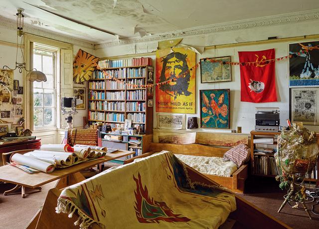画像: ベルンハルトの部屋には、大判フィルムカメラや写真関連の小物、彼がつくった木製の椅子やデイベッドが並ぶ。