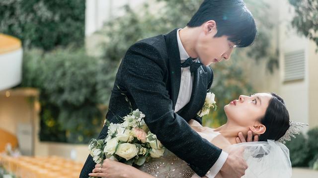 画像: 主演のペ・イニョク（左）とイ・セヨン（右）　©2023～2024MBC