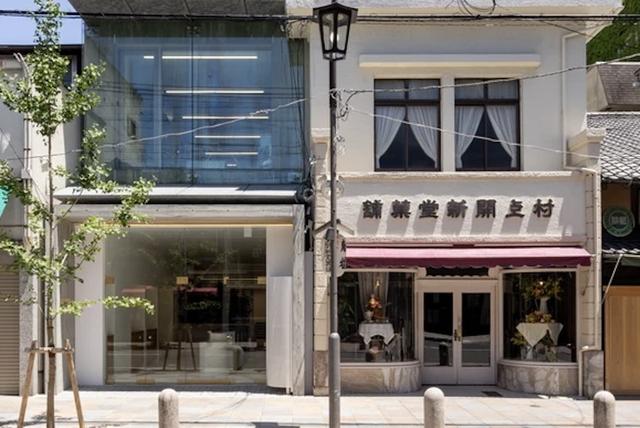 画像: 左が製造場だった木造の建物を建て替えた新店舗 COURTESY OF Maison de Murakami