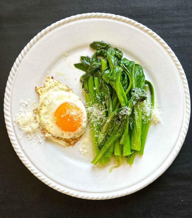 画像: シンプルなゆえに飽きない、覚えておきたい調理法がオイル蒸し。様々な緑野菜で作れる