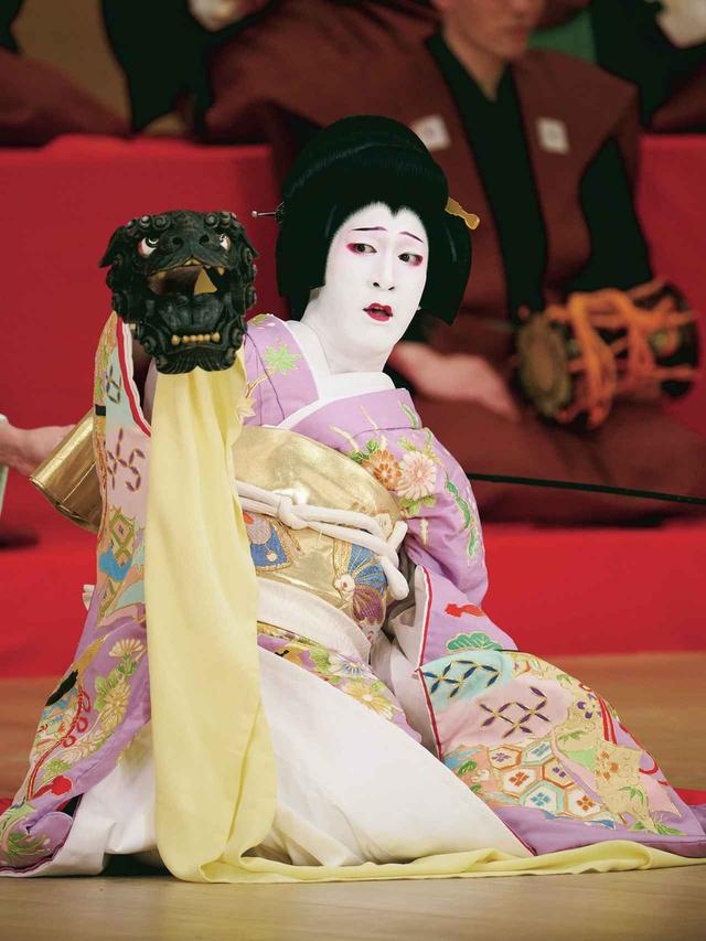 画像: 仏師の江場琳觀氏に制作を依頼した獅子頭とともに、弥生を演じた尾上右近