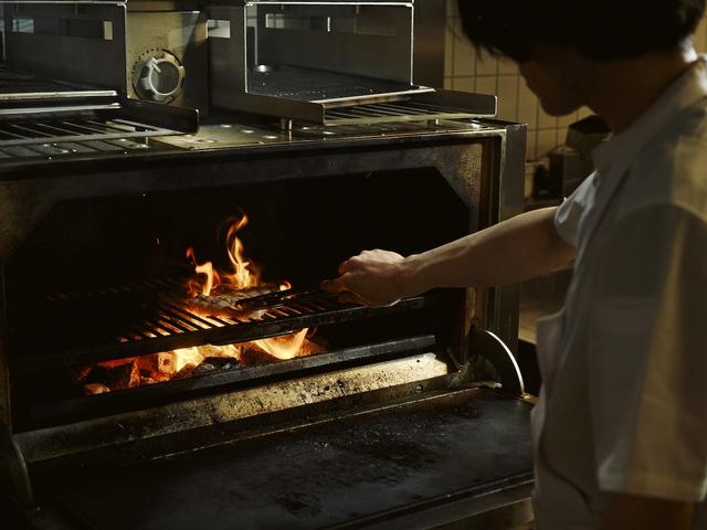 画像: 前述のNiNiでは、日本ではまだ少ない天然炭によるジョスパーグリルオーブンを導入。素材の味を最大限に引き出す。パスタは全て自家製、デザートもNiNi自家製チョコレートバーや東京牛乳のシャーベットなど素材を知ることでサステナビリティへの理解が深まる