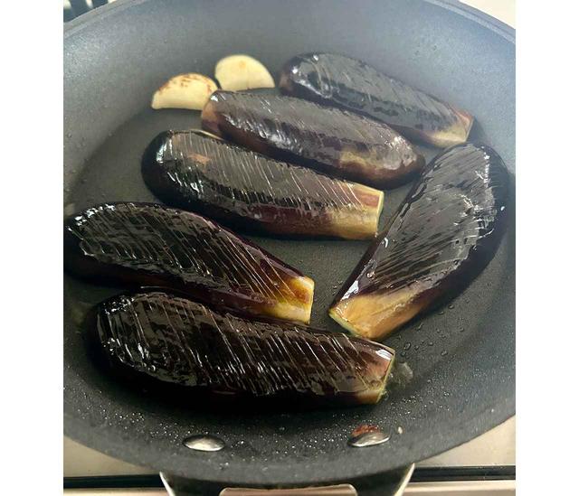 画像: なすは皮目から焼きつけることで色鮮やかに。調理の途中でなすが油を吸ってしまうが、火が通るとなすから油が滲み出てくるので、分量以上に加えないこと