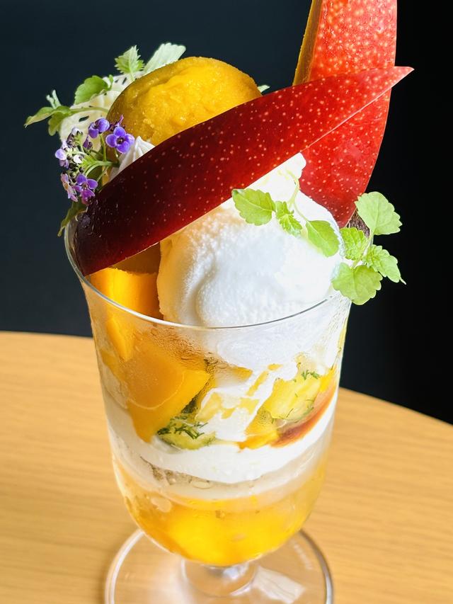 画像: この夏デビュー! 完熟の宮崎県産のマンゴーを使ったシーズナルパフェ、マンゴーサマー(¥3,000)。マンゴー好きにはたまらない!!要予約、8月31日まで