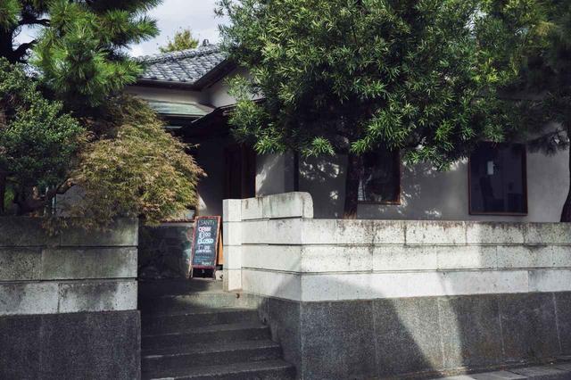 画像: 大磯に2号店を構えたのは2022年。改築した一軒家の奥にはコーヒーの自家焙煎所もある