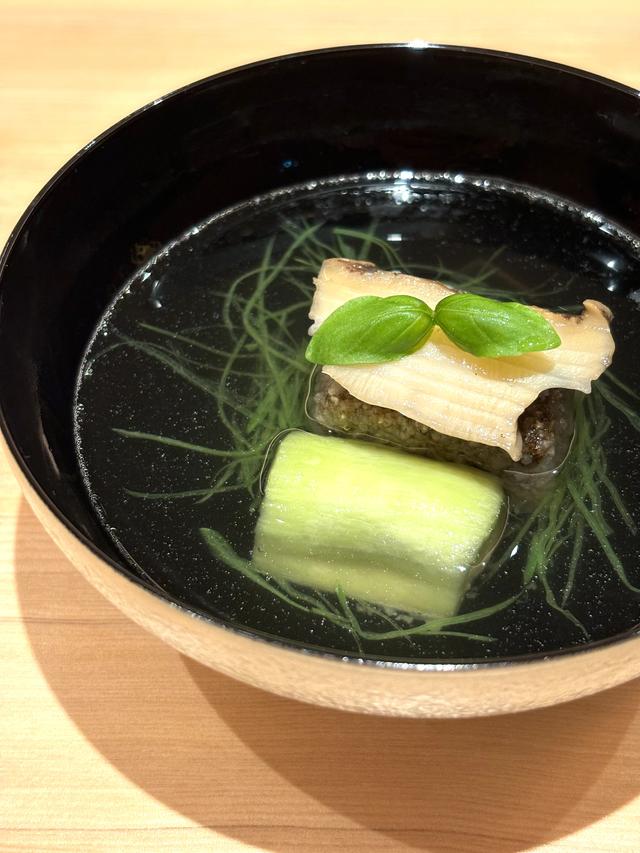 画像: 生麩と鮑を豆腐にした鮑豆腐や鮑をいただくお碗