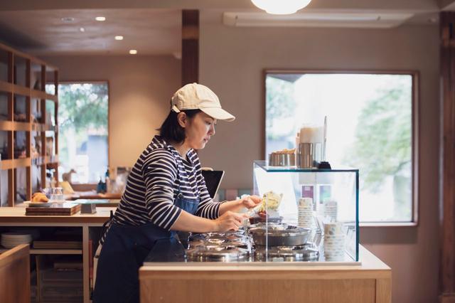 画像: ジェラートを盛り付けるのは、オーナーの松本愛子さん