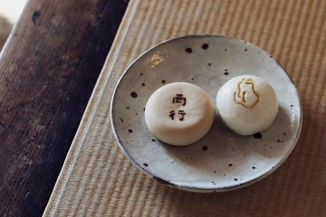画像: 看板商品の「西行まんじゅう」(左)と「虎子饅頭」(右)