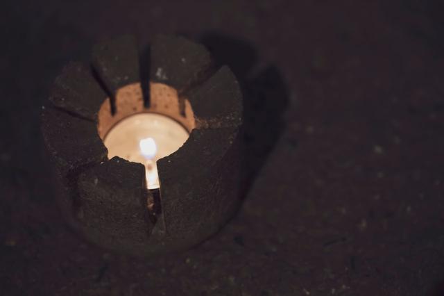画像: 健やかなお茶とともに、太古の土から成るキャンドルホルダーにも心を緩める魔法があるようだ