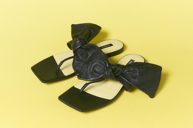 画像: サンダル¥148,500/ジバンシィ by サラ・バートン