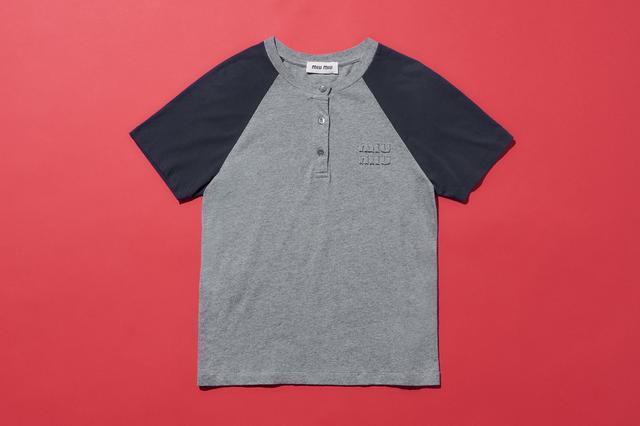 画像: Tシャツ￥111,100(予定価格)／ミュウミュウ