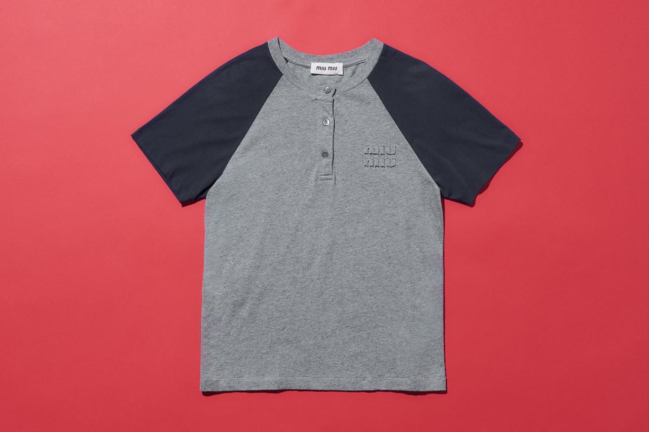 画像 : 4番目の画像 - 「2026夏は、このTシャツで!
セリーヌ、ロエベ、ミュウミュウほか
キャッチーなTシャツ図鑑」のアルバム - T JAPAN:The New York Times Style Magazine 公式サイト