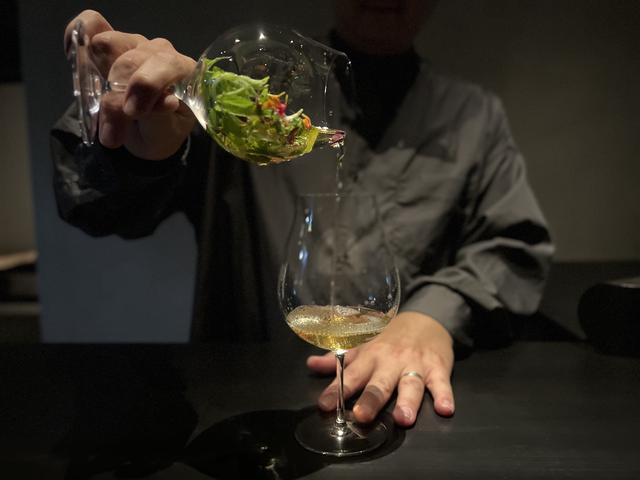 画像: 植物の香りをワインに移した後、グラスに注ぐ。手を加えていないワインとの飲み比べも楽しめる
