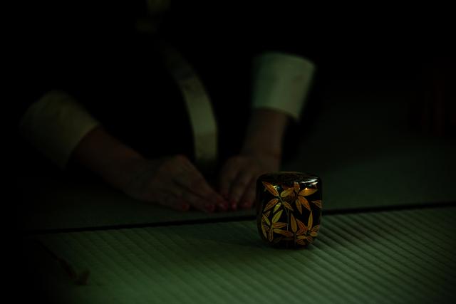 画像: 薄茶器は、季節にちなんだ笹露(ささつゆ)を蒔絵の大棗(おおなつめ) PHOTOGRAPH BY YUKIYO DAIDO