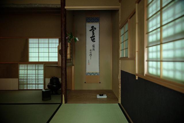 画像: 皮付きの赤松の床柱が力強さを演出するこの日の桝床には、裏千家15代鵬雲斉筆の「雲在嶺頭 水流澗下(くもはれいとうにあって、みずはかんかをながれる」の軸が掛けられ、茶室に清新な気配を漂わせていた PHOTOGRAPH BY YUKIYO DAIDO