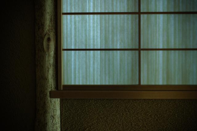 画像: 床間に一番近い「有楽窓(うらくまど)」は、細い竹をすき間なく詰め打ちし、障子に美しい竹の繊細な陰影が映し出される。床間の相手柱はアスナロの錆丸太を使用。節のある表情が侘び寂びの趣を醸して PHOTOGRAPH BY YUKIYO DAIDO