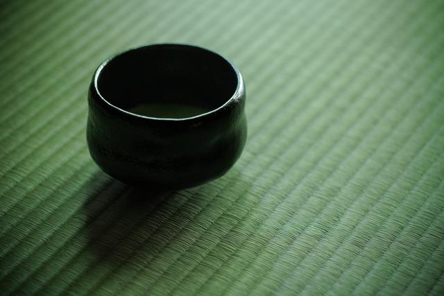 画像: 楽長入の作による黒楽茶碗「常盤」 PHOTOGRAPH BY YUKIYO DAIDO
