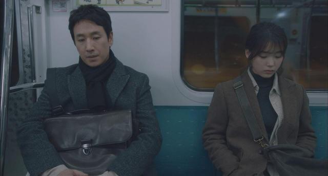 画像: ドンフン役のイ・ソンギュン(左)とIU(右) ©STUDIO DRAGON CORPORATION