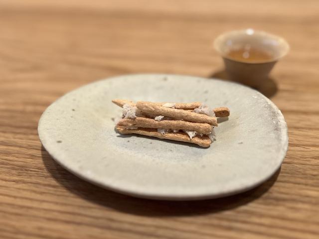画像: 小枝をはじめ、身近にある自然物を集めて作る鳥の巣。夏、宇治川で目にするトビケラの巣をイメージし、白味噌のシュクセや山の芋と白小豆のそぼろ、植物性チーズを寄せ集めたきんとん
