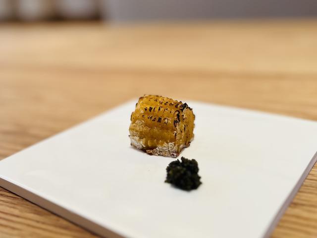 画像: 夏の屋台を彷彿させる見た目と香り、味わい。焼きとうもろこしのような見た目と葛ならではのむっちり食感のギャップも斬新