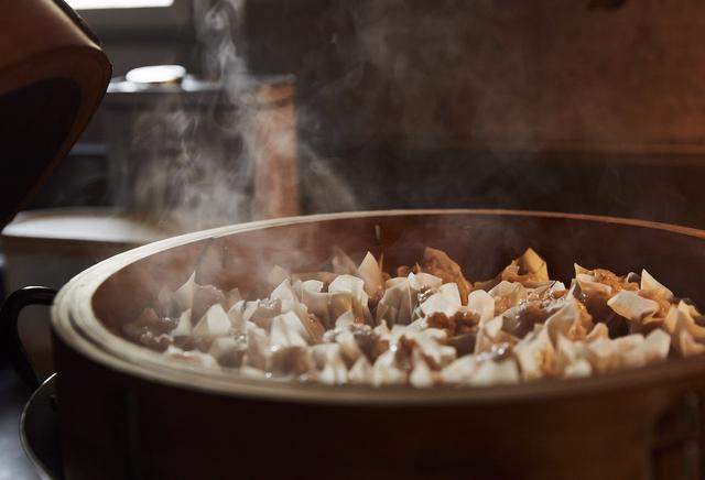 画像: 8 あらかじめ鍋に湯をわかし、焼売を並べた蒸篭を乗せて、強火で5、6分蒸す。