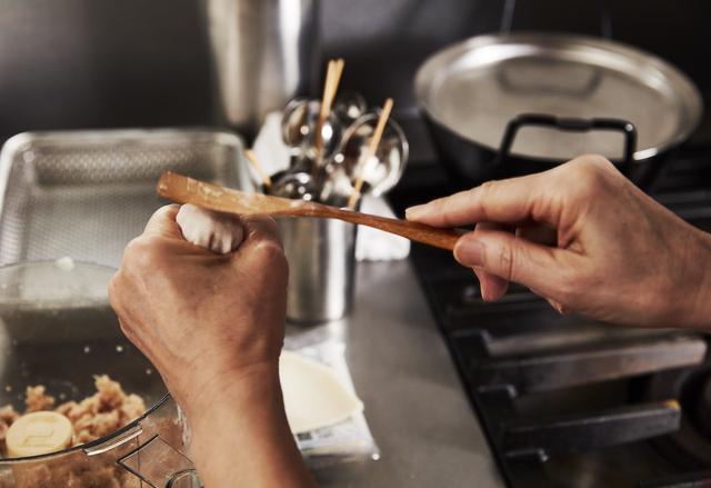画像: 7 焼売の底をへらでトントンと叩いて平らにする。