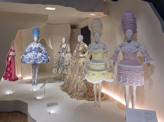 画像: ヴィクトリア&アルバート博物館(ロンドン)の展示風景 ©Victoria and Albert Museum, London 2020-21秋冬コレクションで、モスキーノはマリー・アントワネット・スタイルを大胆に生まれ変わらせた。デザイナーのジェレミー・スコットは王妃にまつわる言葉を引用し「CAKE! CAKE! CAKE! LET THEM EAT MOSCHINO!」とキャプションをつけて、コレクションをインスタグラムに投稿。