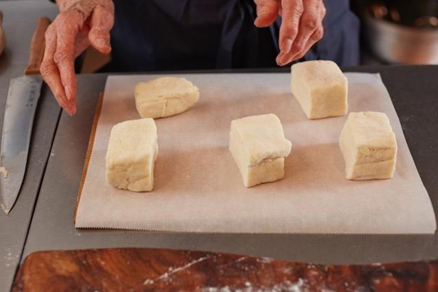 画像: 3好みの大きさに切り分け、175℃のオーブンで15〜20分、薄い焼き色がつくまで焼く。