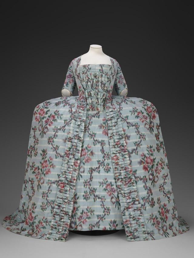 画像: ローブ・ア・ラ・フランセーズ(フランス風ドレス) フランス製 1760年代(1770年代に加工) 絹、光沢をつけた麻 ヴィクトリア&アルバート博物館蔵 Robe à la française(made in France) ⒸVictoria and Albert Museum, London