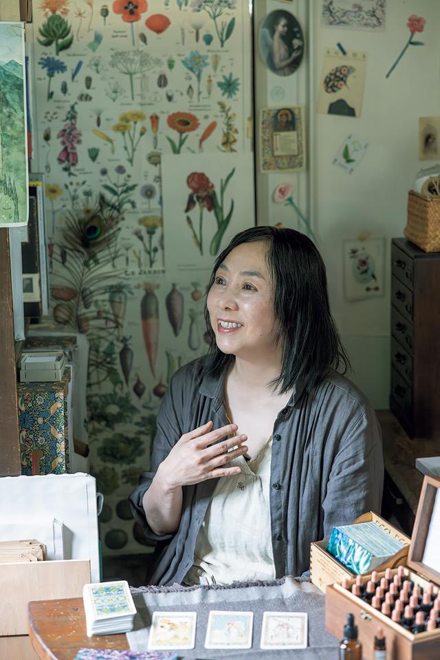 画像: すべての本が宮岡によって選ばれ、書棚に並べられている。「小説では、梨木香歩さんの作品の人気が高いですね。今後は海外の花図鑑なども並べられるようになりたいです」。イベントや展覧会も不定期で開催している。