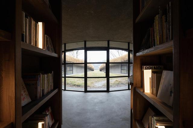 画像: 本が養分となり、人を育てていく KURKKU FIELDSの 地中図書館 - T JAPAN:The New York Times Style Magazine 公式サイト