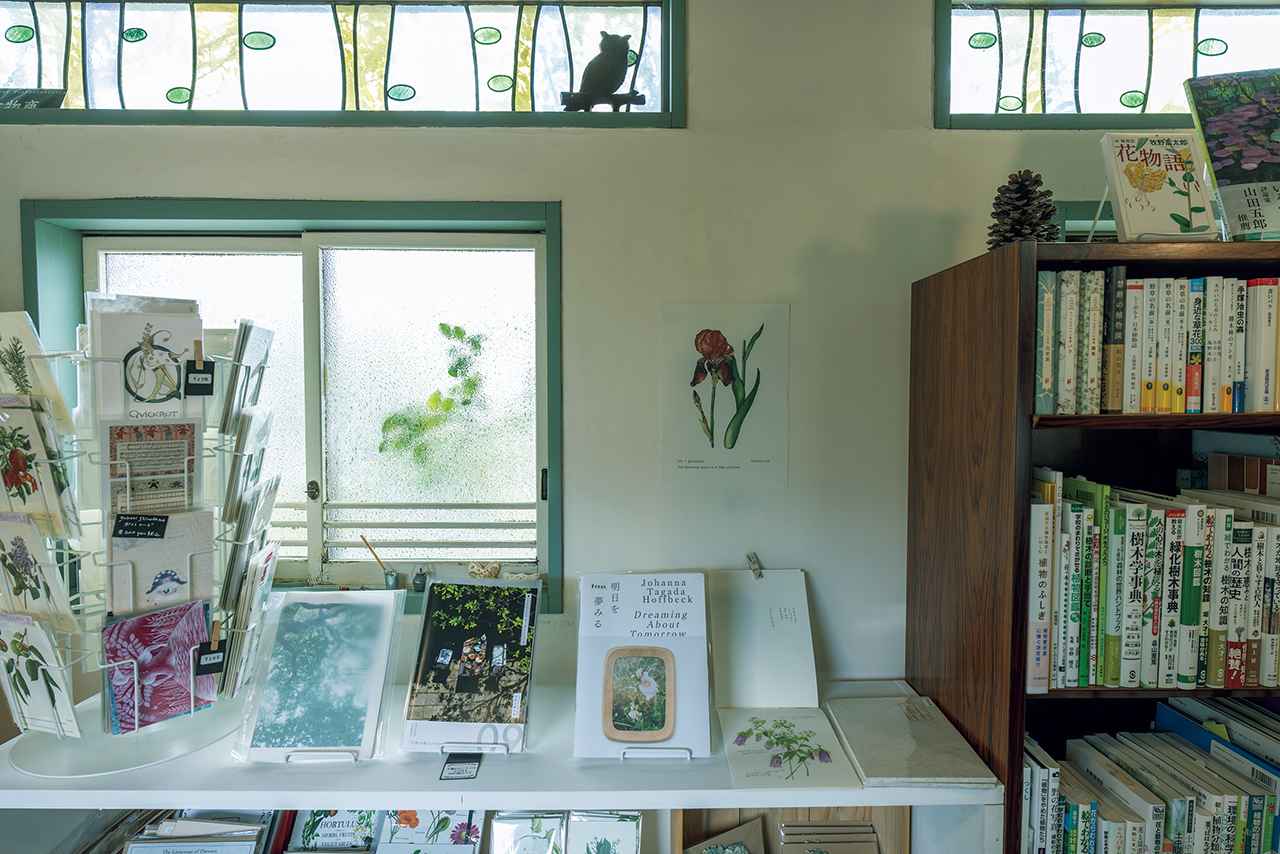 画像 : 2番目の画像 - 「花と本と②
植物と人をそっとつなぐ書店
「草舟あんとす号」」のアルバム - T JAPAN:The New York Times Style Magazine 公式サイト