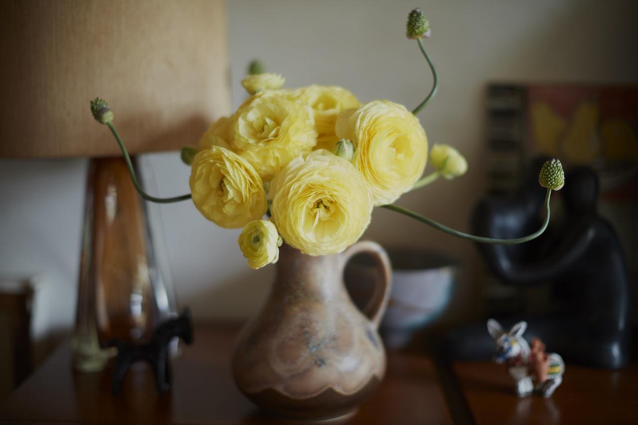 画像: 自分の居場所を心地よさで満たすーー 古牧ゆかりさんの部屋づくりvol.5 日々、花と生きる - T JAPAN:The New York Times Style Magazine 公式サイト