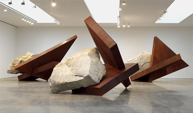 画像: ハイザーの《Rock/Steel (岩/鉄)》シリーズの作品のひとつ。2022年にマンハッタンの西21丁目のガゴシアン・ギャラリーにて展示された。 INSTALLATION VIEW OF “MICHAEL HEIZER,” 2022, GAGOSIAN, NEW YORK © MICHAEL HEIZER, COURTESY OF THE ARTIST AND GAGOSIAN. PHOTO: ROB McKEEVER